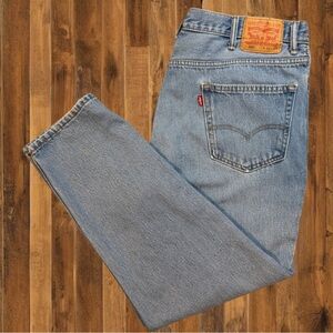 Vintage Levi’s 550 Relaxed Fit Tapered Jeans Light Wash 42/29